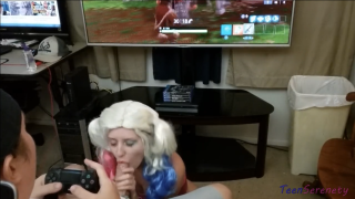Cô gái cosplay lập dị bị người đàn ông của mình đụ trong khi anh ta đang chơi Fortnite
