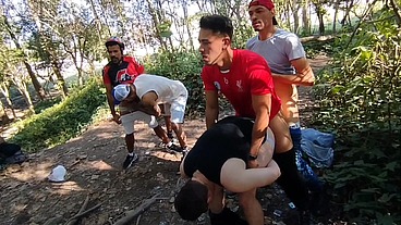 Trilha de sexo, vários machos se encontram no parque #2