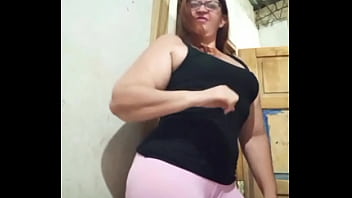 Coroa do rabo grande e a calcinha marcando