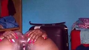 elle joue avec son anus apres elle se fait jouir par la chatte