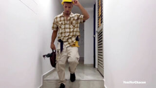 Eine brünette Latina mit großem Hintern gibt dem gut bestückten David Bander einen schlampigen Blowjob, der sie anschließend hart anal penetriert.