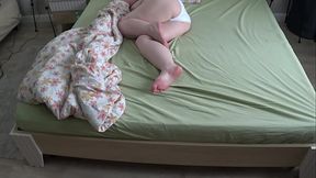 Home camera watches, a chubby wife masturbate and cum in white panties before bed  PAWG