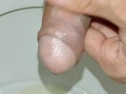 hombre joven desesperado pissing, erección matutina, primer plano