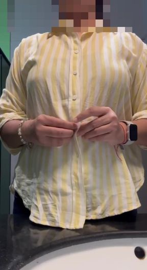 Desi Bhabhi Selfie boobs show