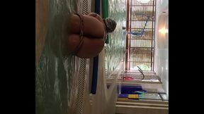 Culona sale de alberca desnuda 2