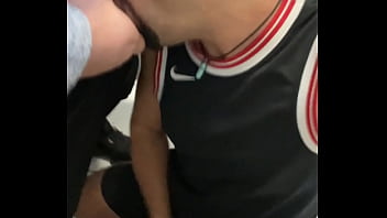 Oral no gordinho, quase sendo flagrados!