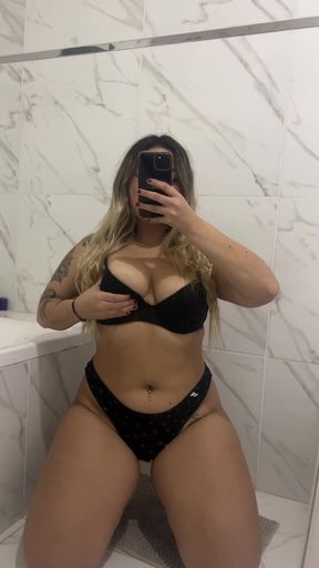 Curvy blonde sit and take herself in bathroom stall