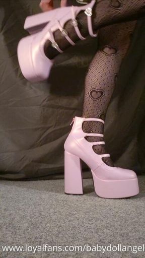 Zipping up my pink heels!~