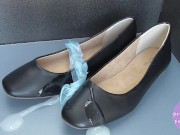 Schuhfetischismus Schwarze Pumps und Bukkake