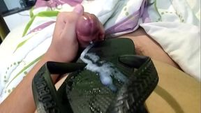 Gozando no chinelo Havaianas do meu amigo e depois lambendo e engolindo toda a porra