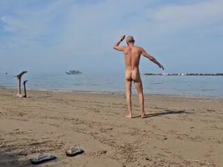 Scopata da un cazzo enorme in una spiaggia nudista Italiana. Parte two.