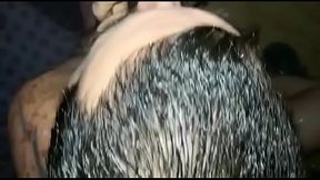 Un morito marroqu&iacute_ viene a descargar su leche en mi boca.