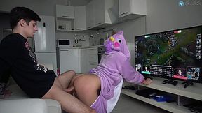 LOL finals and all she wants is to be fucked in a unicorn pigamas