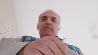 Papi europeo amateur solitario acaricia una enorme polla peluda y se masturba salvajemente