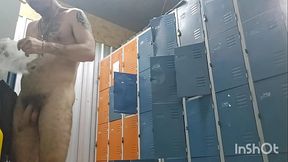 Tirando a roupa e ficando nu no vesti&aacute_rio da academia.