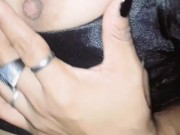 ella pierde la apuesta y me muestra sus partes íntimas