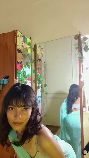 Sexy Indian babe takes off her saree for bareback action
