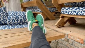 KIRA TAKES OFF HER TIGHT SNEAKERS IN A CAFE - MOV HD