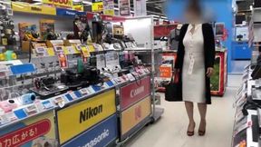 『個人撮影』巨乳熟女にピタッと白ワンピでノーブラ散歩＆お買い物ポッチが。 japanese/hentai/asian/milf/step mom/big tits/日本人/熟女/巨乳/素人/潮吹き