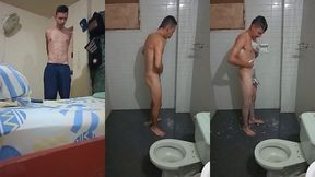 joven moreno estudiante colombiano saca su leche en el bano completo