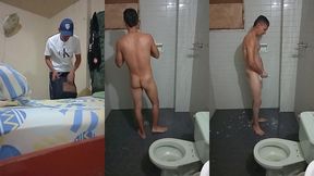 joven moreno estudiante colombiano saca su leche en el bano completo