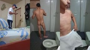 joven moreno estudiante colombiano saca su leche en el bano completo