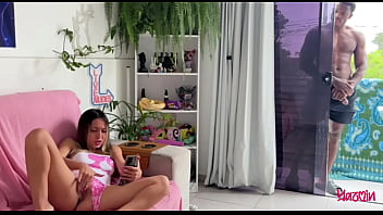 MEU PADRASTO ME PEGOU BATENDO UMA E ME FEZ GOZAR AT&Eacute_ JORRAR LEITE NA MINHA BUCETINHA (Cena Completa)