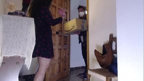 AMATEUR SENSUAL BLOWJOB TO HOME DELIVERY GUY