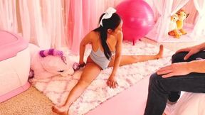 Stepdaughter Surprised with Facial from Daddy After Stretching Help