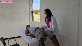 eu recebo no meu consutorio um homem com um pau que parece ser muito quente entao eu peco a ele para analisar