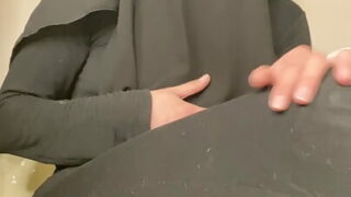 Amatör büyük götlü Arap kızın yapay penisle kendi kıçını becerdiği solo kız klibi