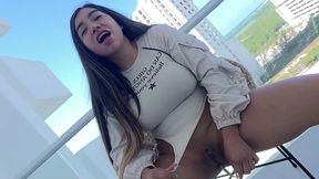 caliente latina de enormes tetas verito aguas es follada por la gran verga de su padrastro en el culo! anal en balcon con mexicana
