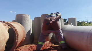 Amatör svart hårig pappa i uniform onanerar sin tjocka kuk och knullar sin egen röv