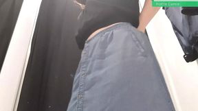 mi hermanastra me manda por whatsapp un video masturbandose en los vestidores del centro comercial