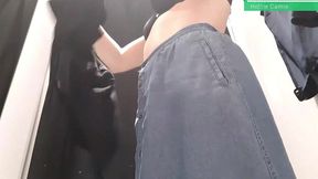 mi hermanastra me manda por whatsapp un video masturbandose en los vestidores del centro comercial