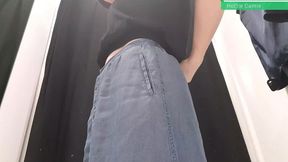 mi hermanastra me manda por whatsapp un video masturbandose en los vestidores del centro comercial