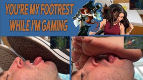 Gamer AllStar Without Socks Footrest - Poggiapiedi di una Gamer in AllStar Senza Calzini