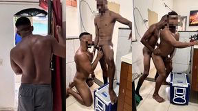 entregador de agua meteu a piroca no puto do cliente