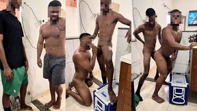 entregador de agua meteu a piroca no puto do cliente