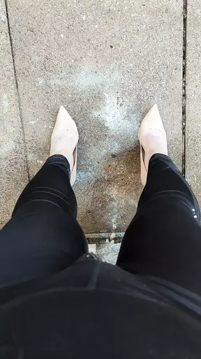 Crossdresser pisses in gym leggings and heels