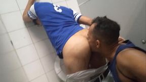 Encontrar um bumbum redondo bonito &eacute_ muito feliz Eu n&atilde_o aguentava, ent&atilde_o eu a empurrei para transar com ela no banheiro.