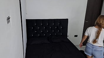 Llevo a mi hermanastra a un hotel, qu&eacute_ buena es chupando verga