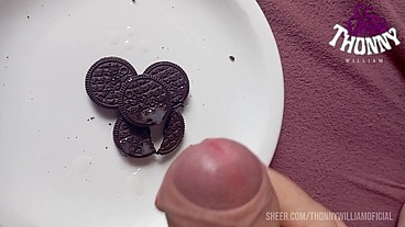 Dando leite com biscoitos para seu café da manhã