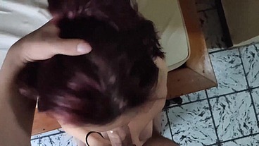 SAFADA DEIXANDO O CORNO EM CASA ENQUANTO CHUPA O PIROCUDO