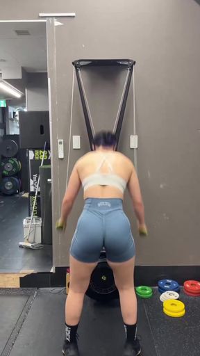 Busty workout babe shows off her bubble booty in a wrestling match