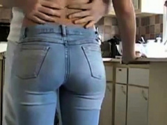 Cette petite salope en tight jeans se fait peloter le cul.