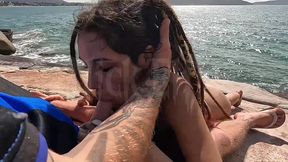 duas ninfetas safadas mamando na praia pra todo mundo ver