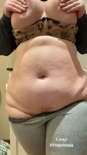 Сисястая пышка с волосатой пиздой Ирина Природа мастурбирует перед зеркалом