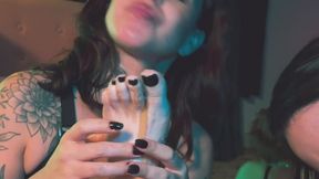 Lambendo os pÃ©s melado de mel