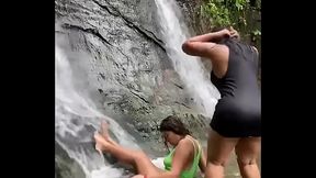 فتيات جميلات يستحمون في الهواء الطلق بأجساد في غاية الرشاقة وااااااو ساخن